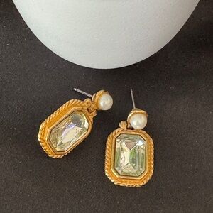 💜 Vintage gold toned stud earrings with hanging jewel